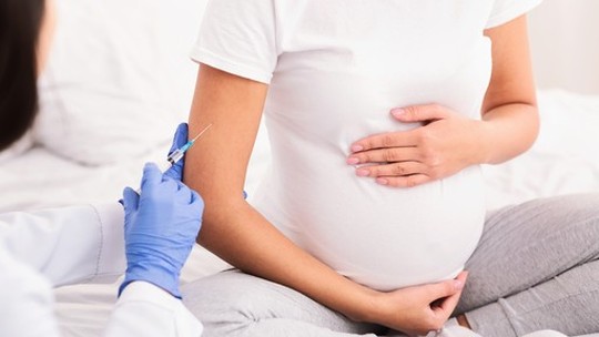 Vacinas contra a covid-19 são seguras para gestantes e bebês, aponta estudo da Fiocruz 