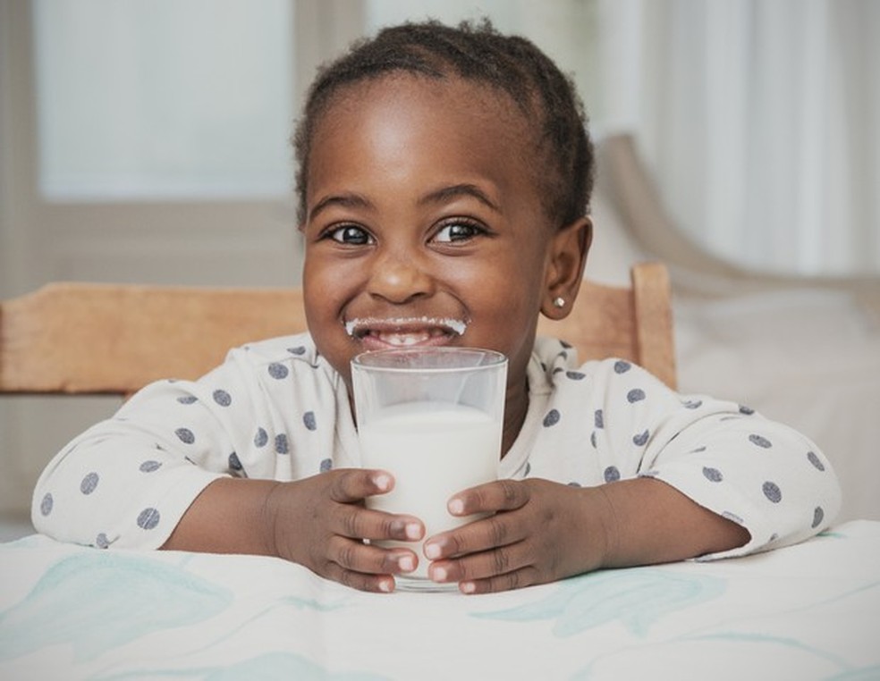 Criança bebendo leite (Foto: Getty Images) — Foto: Crescer