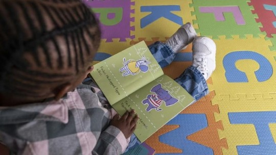 Sul-africana de 3 anos lê melhor do que 80% das crianças do seu país