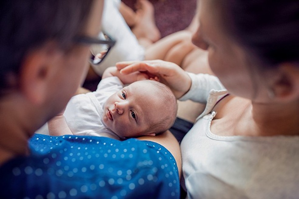Pais e bebê (Foto: Shutterstock) — Foto: Crescer