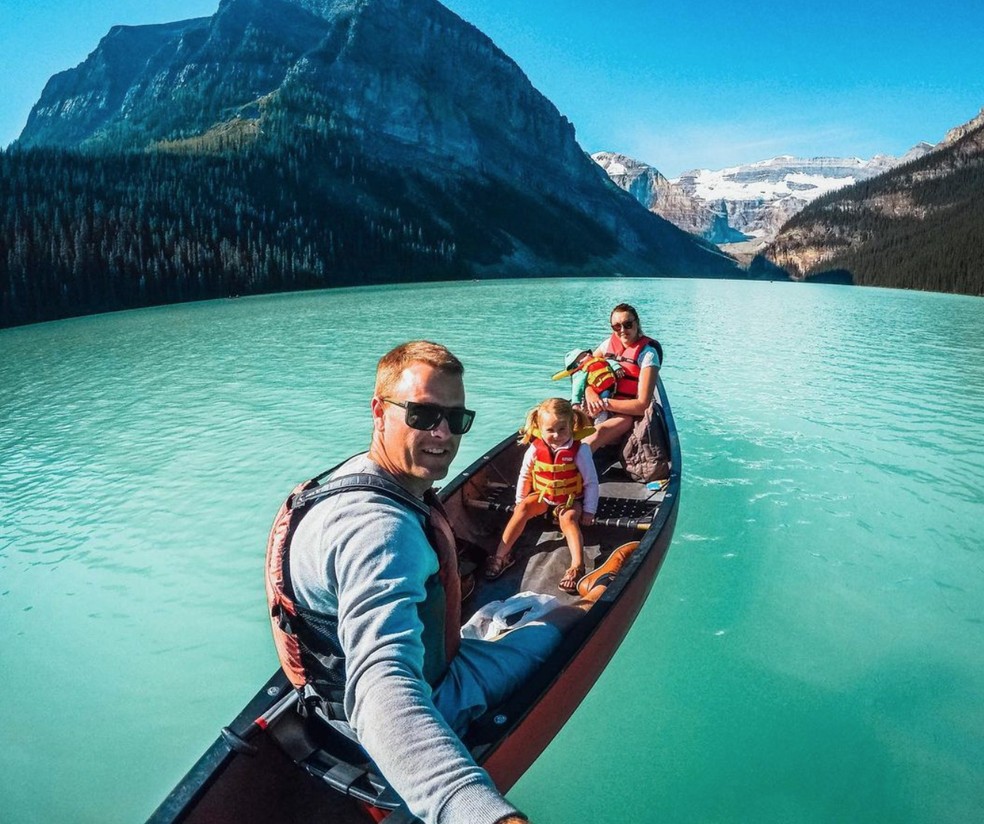 Karen, Shaun e os dois filhos em passeio de barco no Canadá — Foto: Reprodução/Instagram