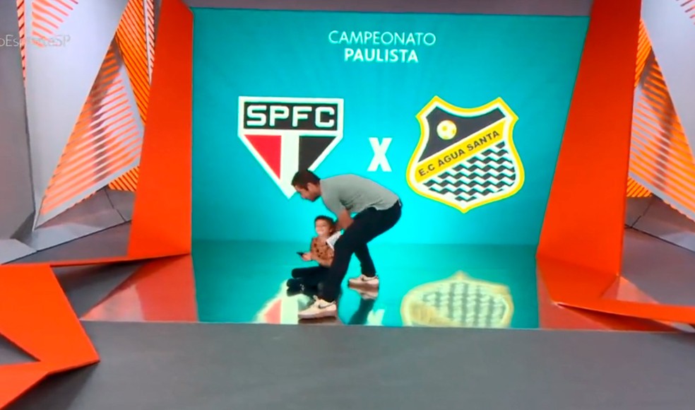 Felipe Andreoli com o filho Rocco, durante exibição do programa Globo Esporte SP ao vivo — Foto: Reprodução/Twitter