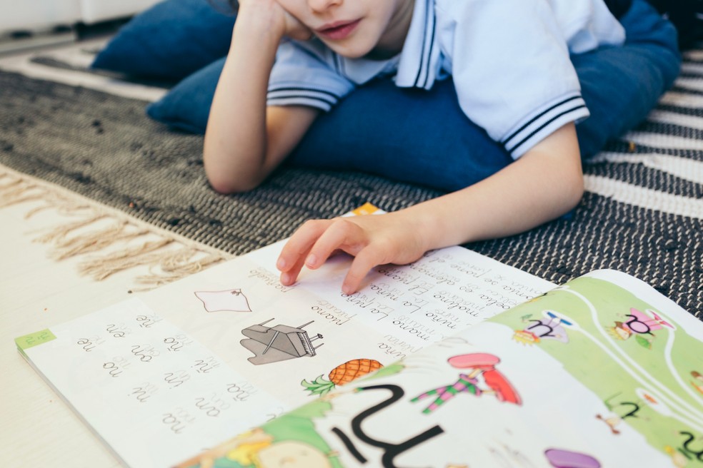 Menino aprendendo a ler — Foto: Freepik
