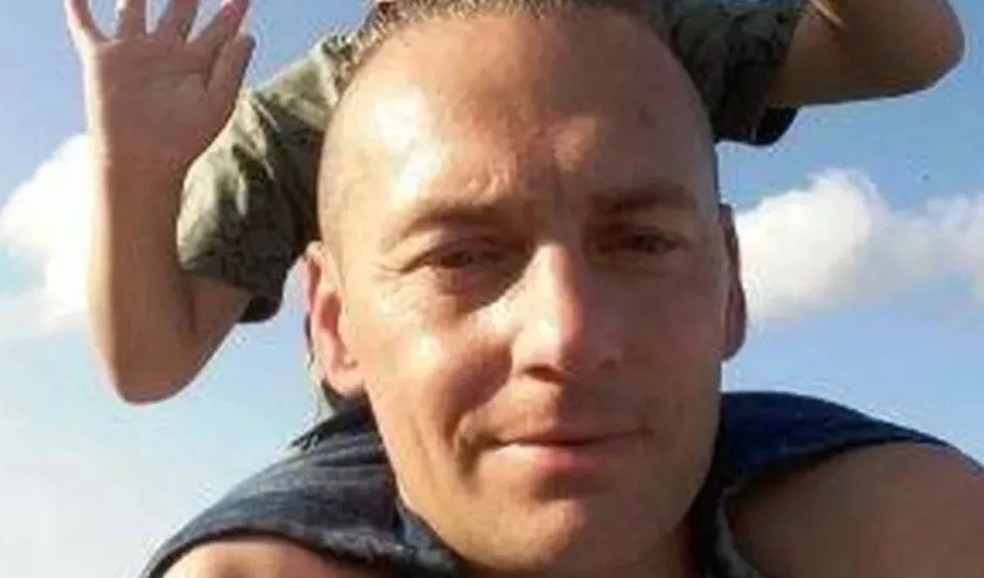 Pai desmaia e morre no funeral do filho, no momento em que caixão era levado para capela