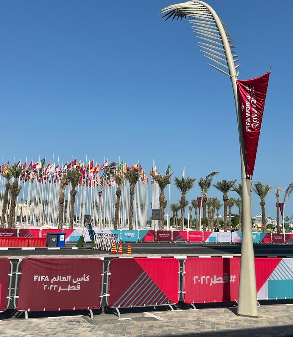 Na Corniche, grande calçadão, tem mastros com bandeiras de todos os países que vão participar da Copa — Foto: Renata Menezes