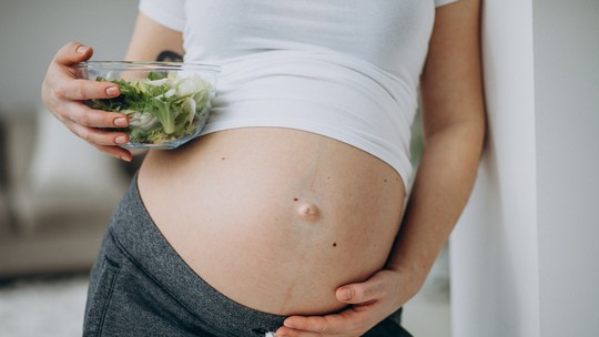 É seguro seguir uma dieta vegana durante a gravidez?