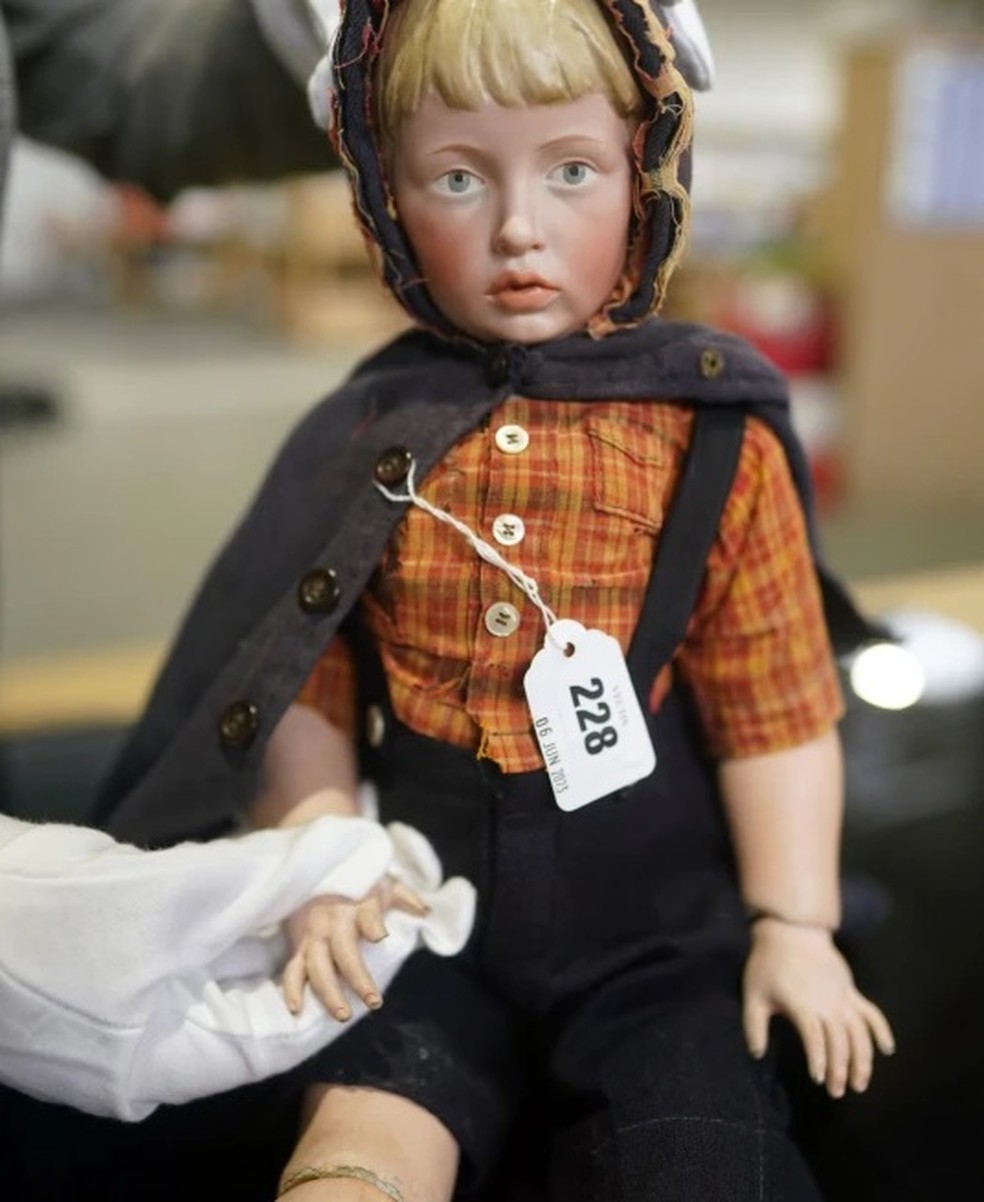Boneco foi vendido por mais de R$ 324 mil em leilão, na Inglaterra — Foto: Reprodução/Metro