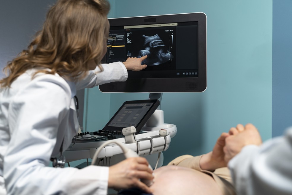 Ginecologista realizando consulta de ultrassom em gestante; gravidez; exame — Foto: Freepik
