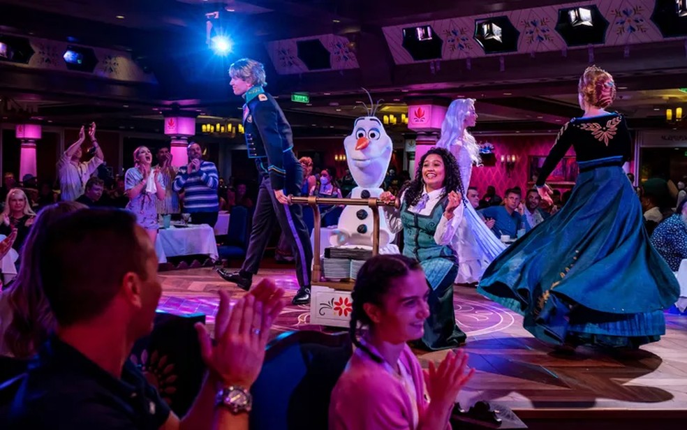 O Jantar em Arendelle tem show com os personagens deos filmes Frozen — Foto: Divulgação/Disney 