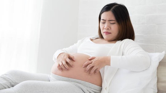 Coceira na barriga na gravidez: por que acontece e como aliviar?