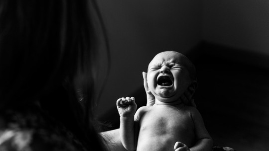 Por que os bebês têm mais cólica no fim do dia?