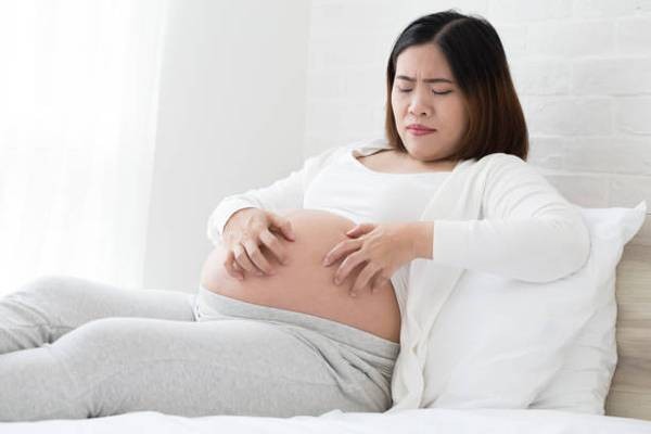 Coceira na barriga na gravidez: por que ocorre e como aliviar?