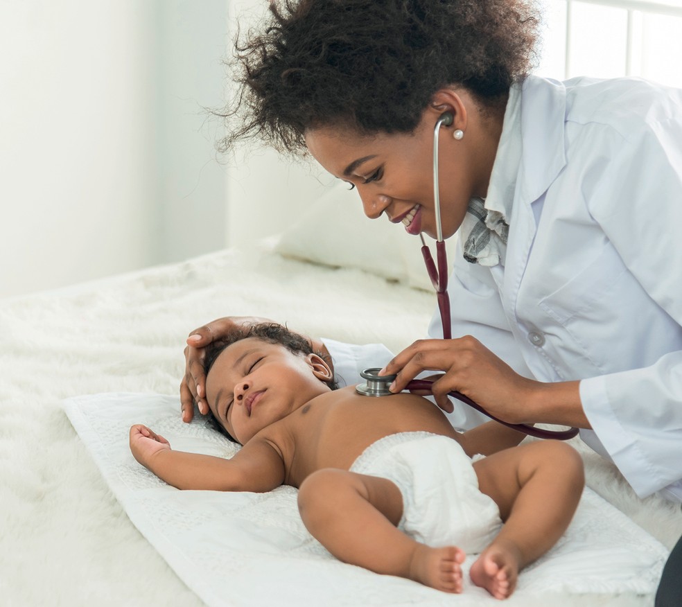 Pediatria no crescimento e proteção do bebê — Foto: Getty Images