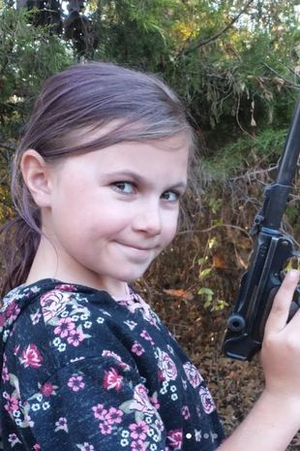 A menina vai a campo de tiro desde os 2 anos — Foto: Reprodução Mirror