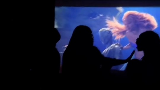 Pais começam a brigar na frente das crianças em sala de cinema que exibia o filme "A pequena sereia"