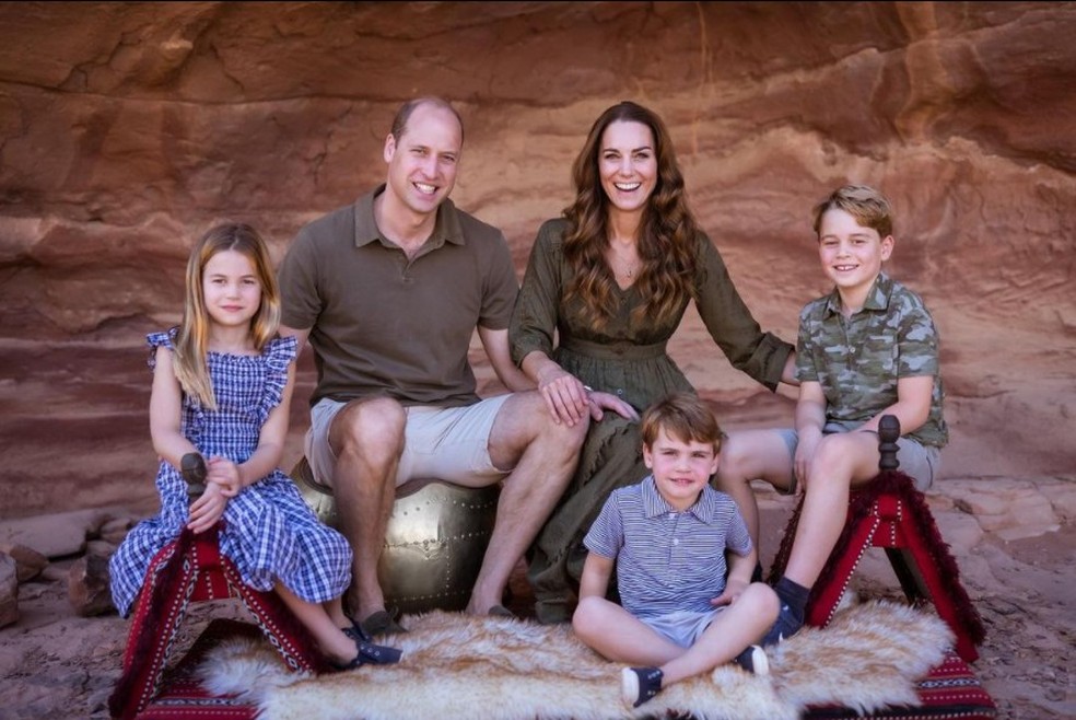 Kate, o marido, príncipe William, e os filhos Charlotte, Louis e George (Foto: Reprodução Instagram) — Foto: Crescer