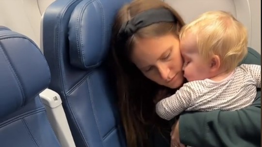Mãe usa velcro para prender bebê a poltrona de avião e gera polêmica nas redes sociais