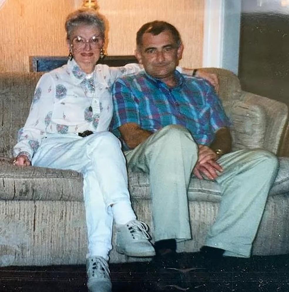 Bernard McGrath com sua mãe biológica — Foto: Reprodução Daily Mail