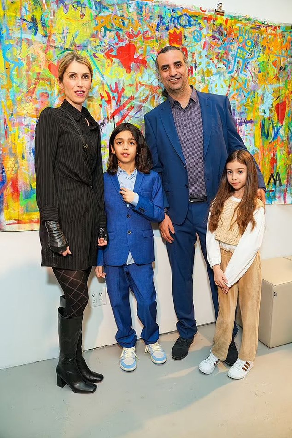 Menino de 10 anos pinta quadros e vende suas obras por mais de R$1 milhão