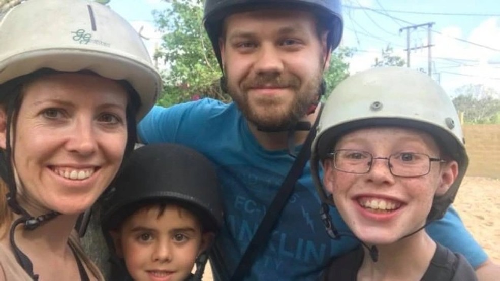 Rebecca, o marido,Rhys, e os filhos, Lachlan e Jesse: todos têm TDAH — Foto: Reprodução/ Kidspot