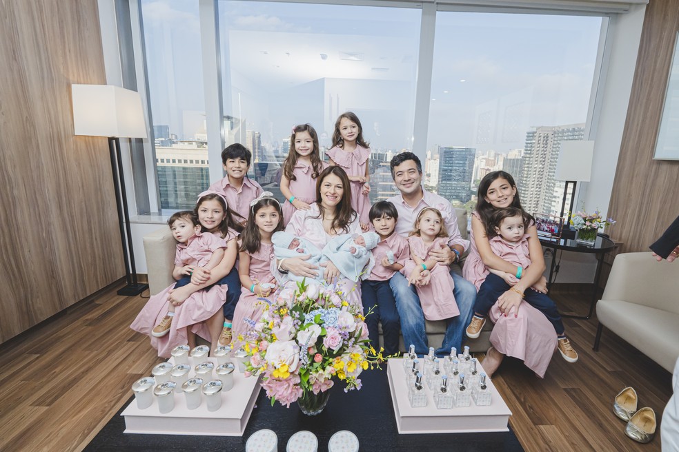 Marina e Carlos com os doze filhos na maternidade — Foto: Hanna Rocha Fotógrafa/@hannarocha