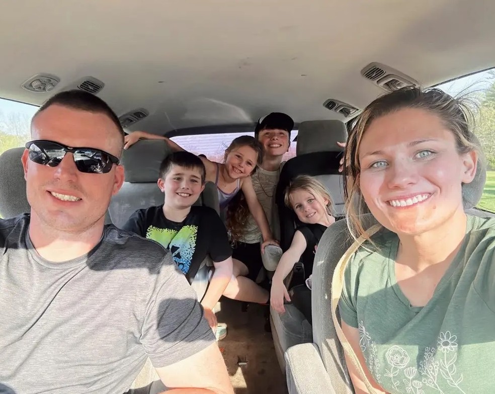 Rory, Keitlin e seus quatro filhos — casal está junto há sete anos — Foto: Reprodução/New York Post