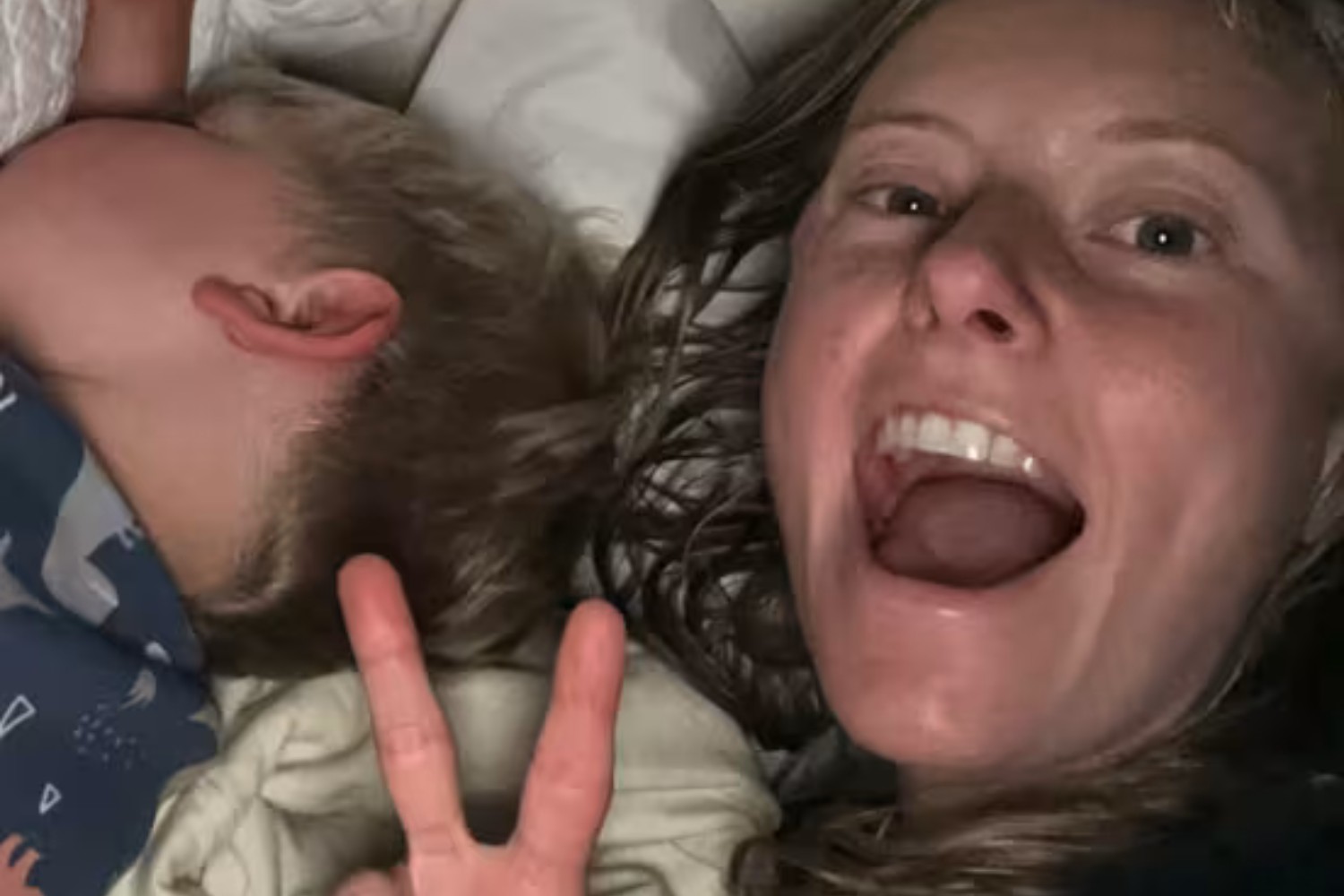 Capa fotográfica da fonte da Ninho: Terapeuta acaba com a batalha da hora de dormir do filho tirando selfies e viraliza