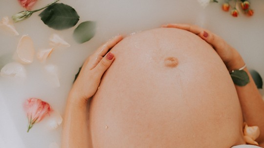 Barriga na gravidez: quando investir na hidratação da pele para evitar estrias