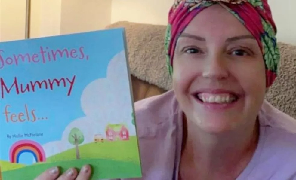 Hollie escreveu um livro para falar sobre o seu diagnóstico de câncer com a filha Sydney, 4 — Foto: Reprodução/BBC