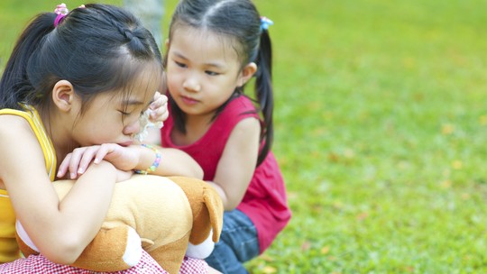 Crianças se tornam mais propensas a pedir desculpas quando veem adultos dando exemplo, diz pesquisa