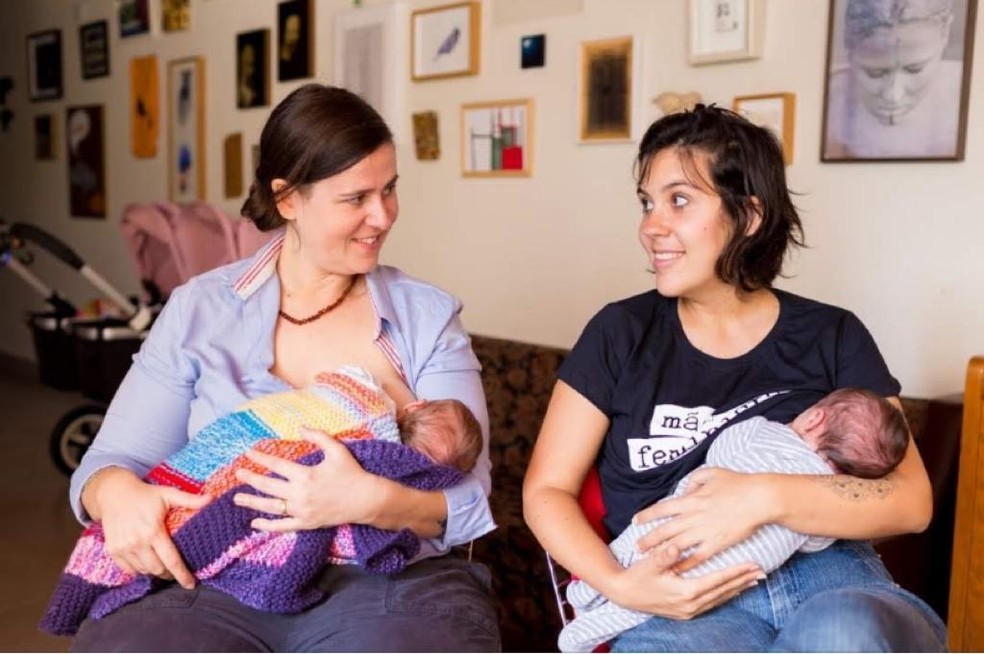 As mães amamentando gêmeos — Foto: Reprodução