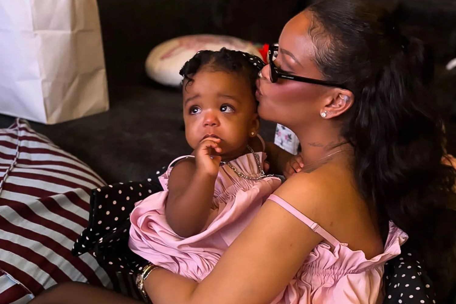 Capa fotográfica da fonte da Ninho: Filha de Rihanna completa 1 ano e ganha festa com look combinando com a mãe