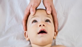 Massagem em bebês e crianças: 5 dicas para criar um vínculo mais forte (e relaxante!) com os filhos