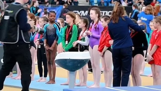  “Pedido de desculpas é inútil”, diz mãe de menina de 10 anos que sofreu racismo em competição de ginástica olímpica na Irlanda
