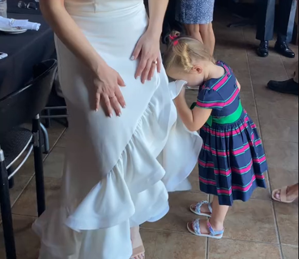 A pequena Jayna limpou o rosto no vestido da noiva e surpreendeu os convidados — Foto: Reprodução TikTok