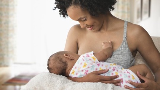 Mamada dos sonhos: estratégia funciona para prolongar o sono do bebê?