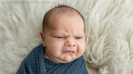 'Bebê mal-humorado' faz sucesso nas redes sociais; veja fotos hilárias