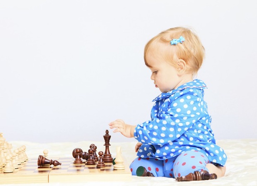 Nada de deixar o filho ganhar toda vez que for jogar com ele (Foto: Thinkstock) — Foto: Crescer