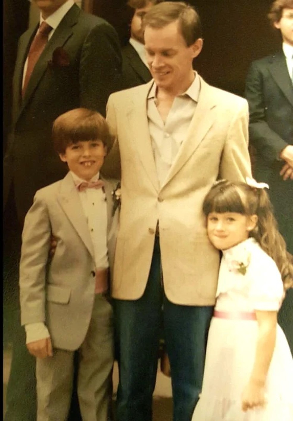 Marisa e seu irmão, Mike, com o pai, que morreu em 1986 — Foto: Reprodução/ Today Parents