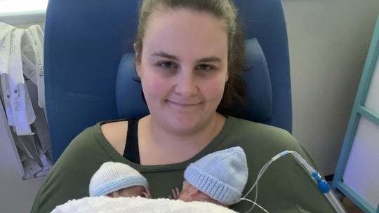 Após aborto espontâneo, mãe dá à luz gêmeos com 25 semanas: "Meus bebês milagrosos" 