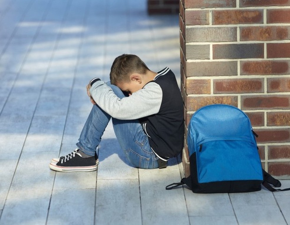 Menino sozinho escola bullying triste  (Foto: thinkstock) — Foto: Crescer