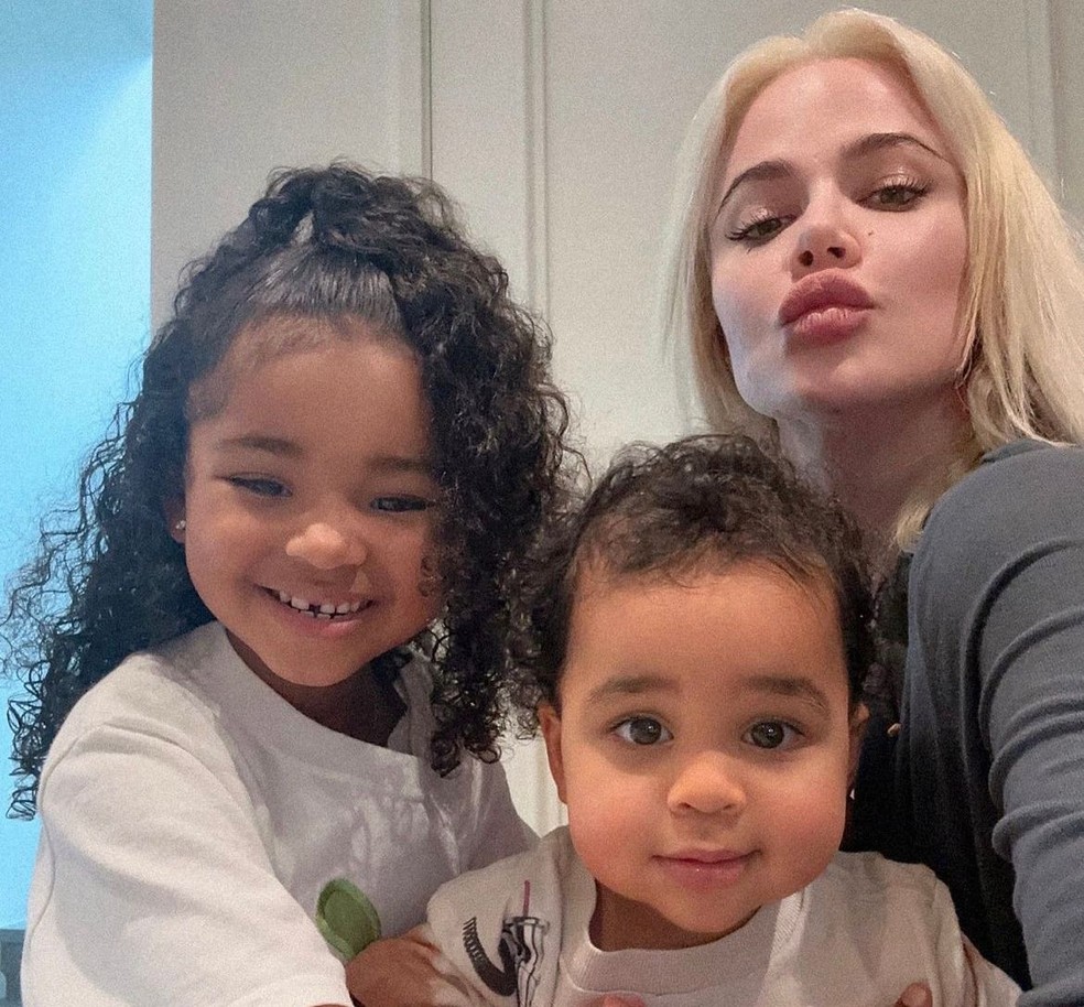 Khloe Kardashian com os filhos — Foto: Reprodução Today.com/Instagram