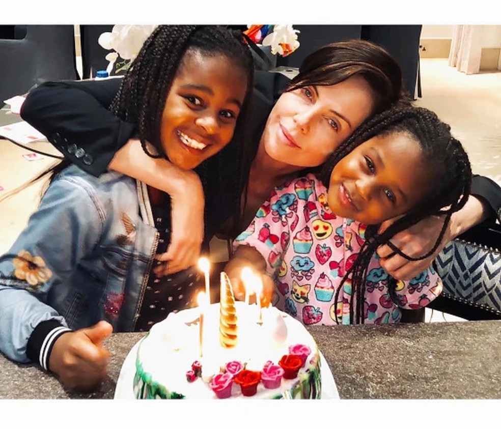 Charlize Theron e as filhas Jackson e August — Foto: Reprodução Instagram