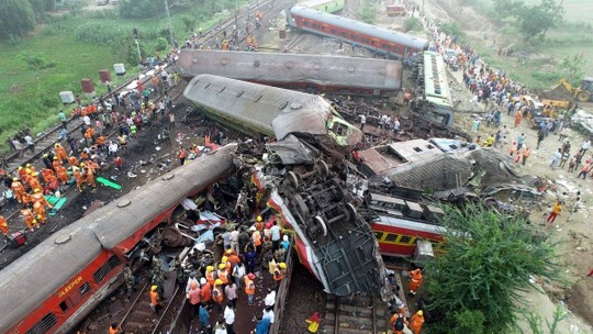 Acidente de trem na Índia: irmão resgata menino de 10 anos sob pilha de corpos