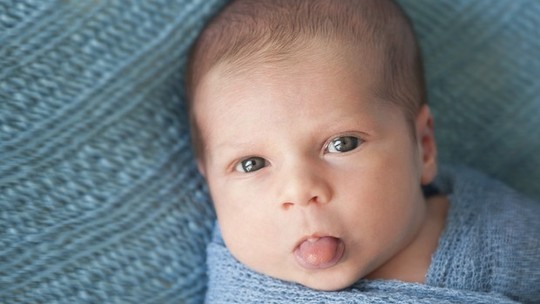 Bebê com língua esbranquiçada: por que acontece e o que fazer?
