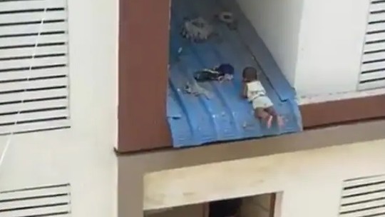Bebê de oito meses é resgatado do telhado 
