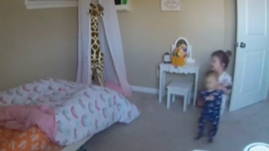 Câmera flagra menina de 2 anos "roubando" a irmãzinha para brincar 