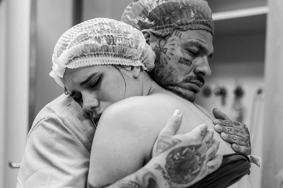 Tiago Toguro e Nara Paraguia no parto de Gael — Foto: Reprodução/Instagram
