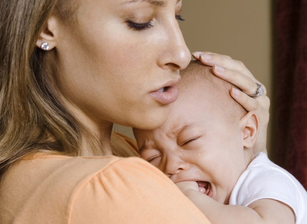 Bebê chorando; mãe; colo (Foto: Thinkstock) — Foto: Crescer