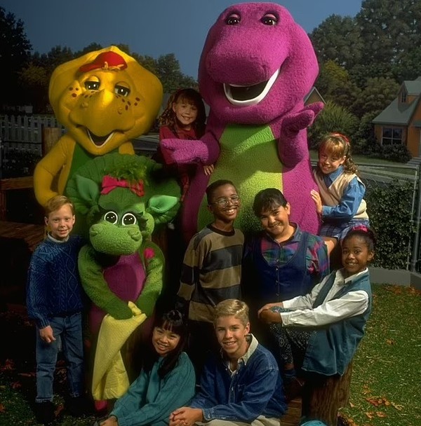 Segredos sombrios de bastidores de Barney, o dinossauro roxo da TV, são  revelados em novo doc - Monet